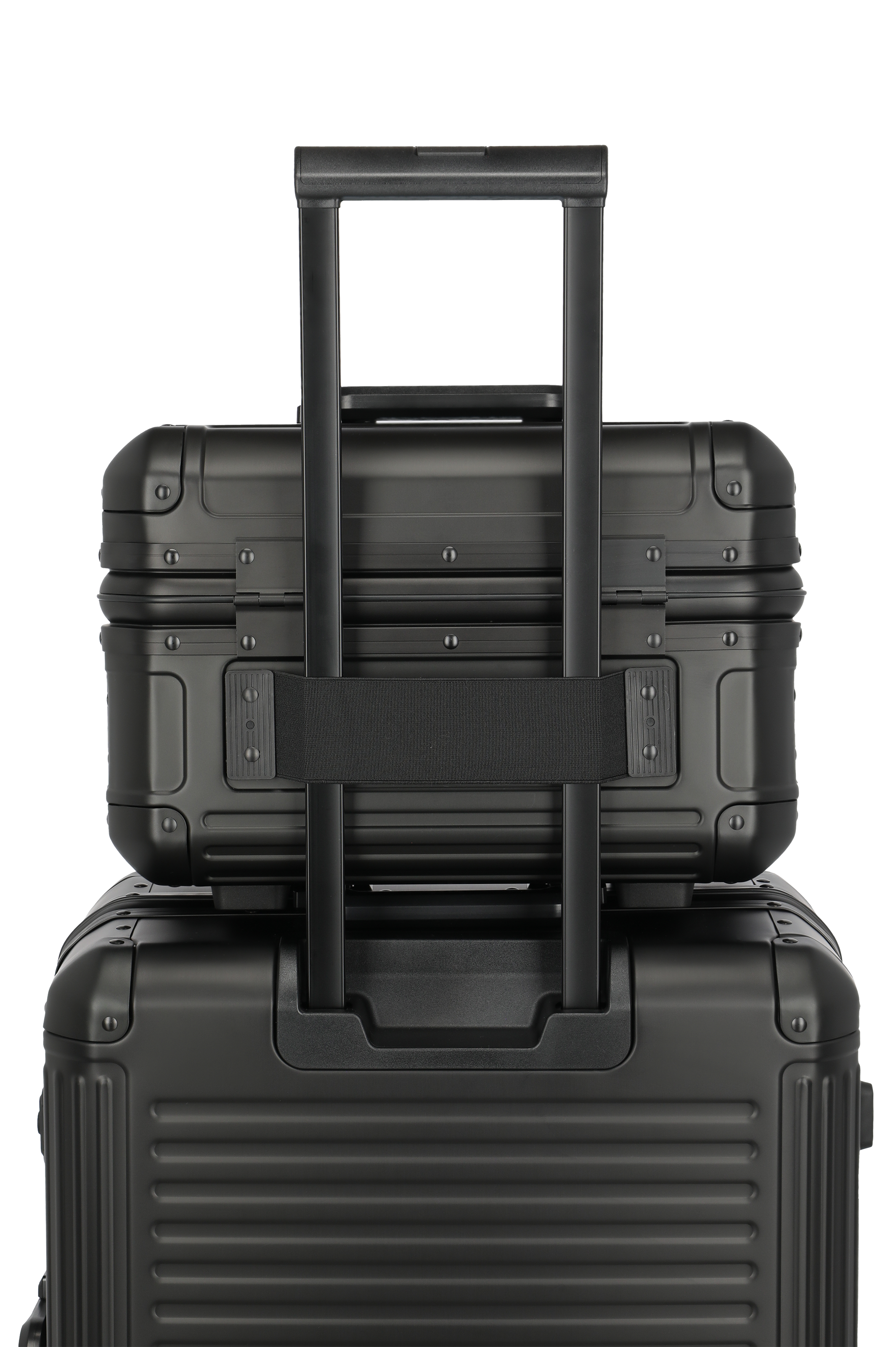 Zwei schwarze Hartschalenkoffer, kompakt gestapelt und mit Teleskopgriff für bequemes Reisen