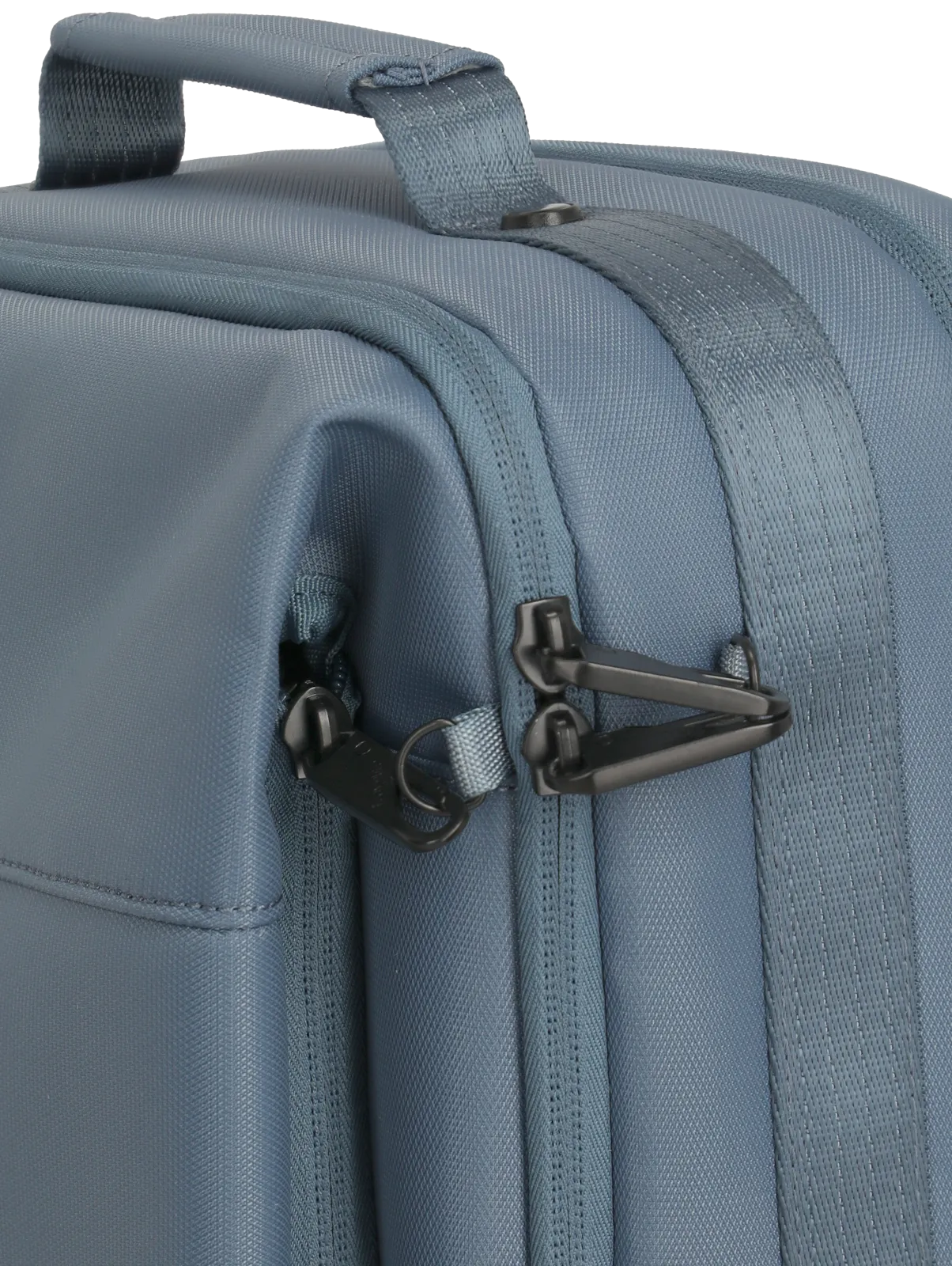 Detailansicht einer blauen Reisetasche mit Reißverschluss und Tragegriff