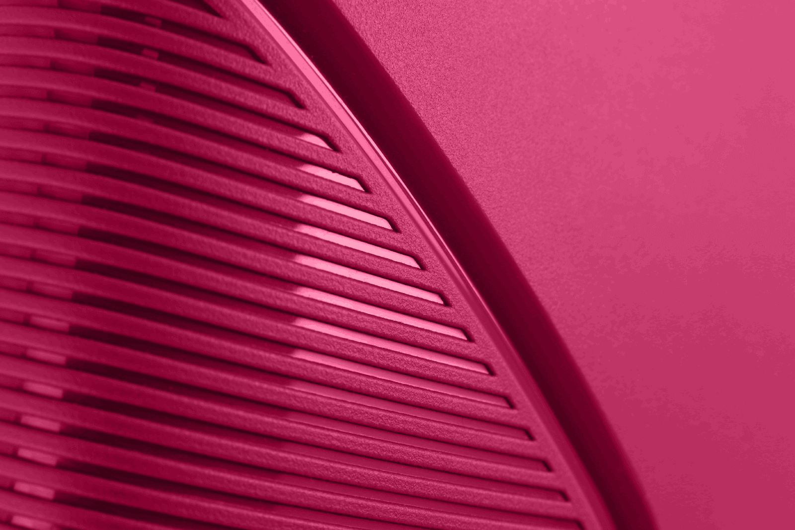 Nahaufnahme einer strukturierten, roten Oberfläche mit parallelen Linien