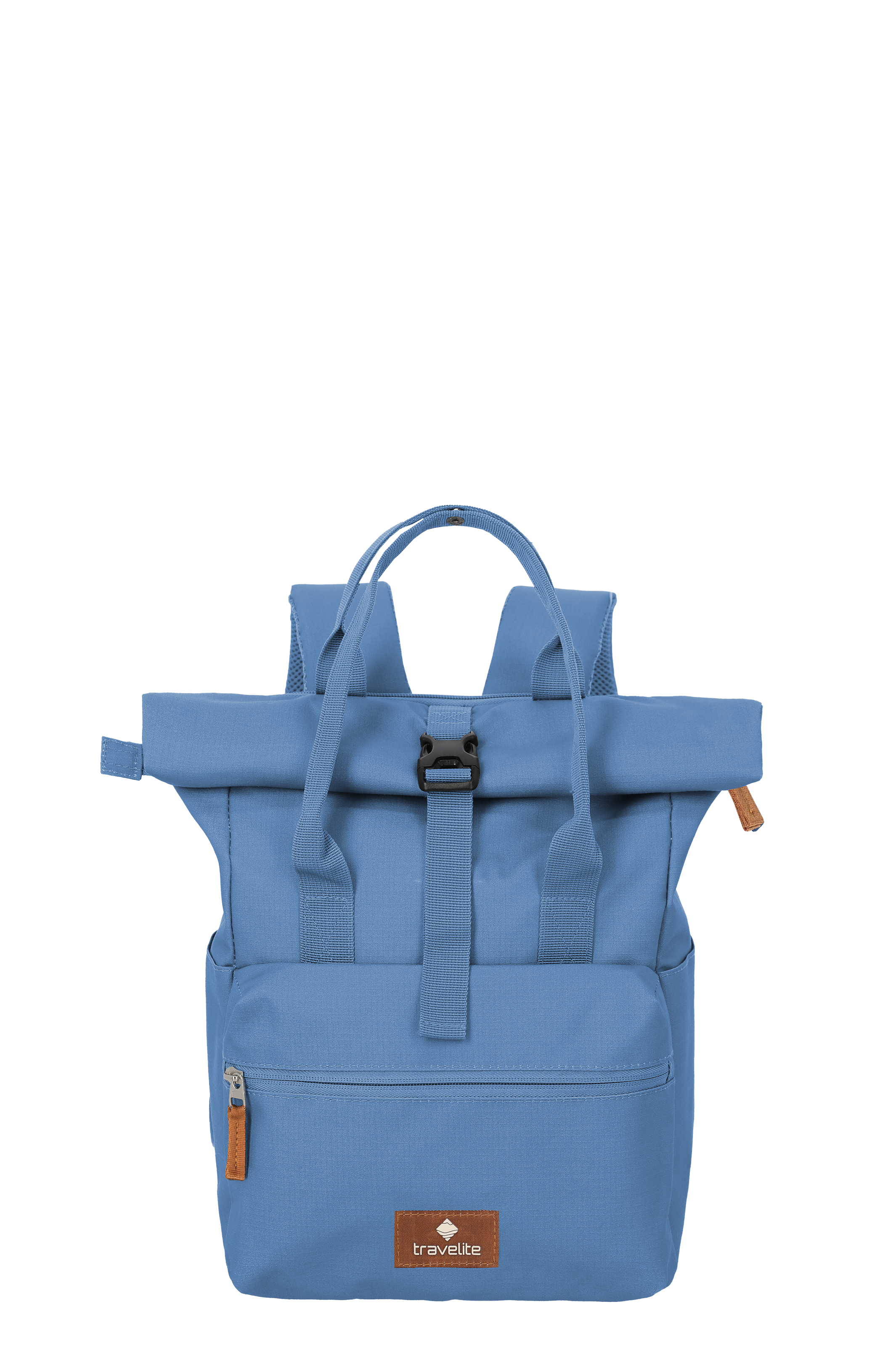 Gros plan frontal sur un sac à dos bleu TRAVELITE Rollup M. Le sac à dos a une poignée de transport et une fermeture à enroulement avec un clip de fermeture noir. Une poche à fermeture éclair est visible, le logo TRAVELITE en bas.