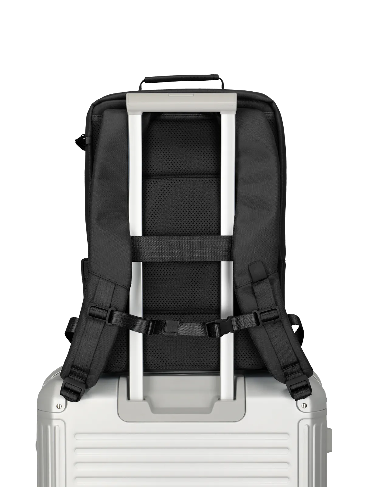 Schwarzer Rucksack sicher auf Trolley befestigt – perfekte Kombination für komfortables Reisen