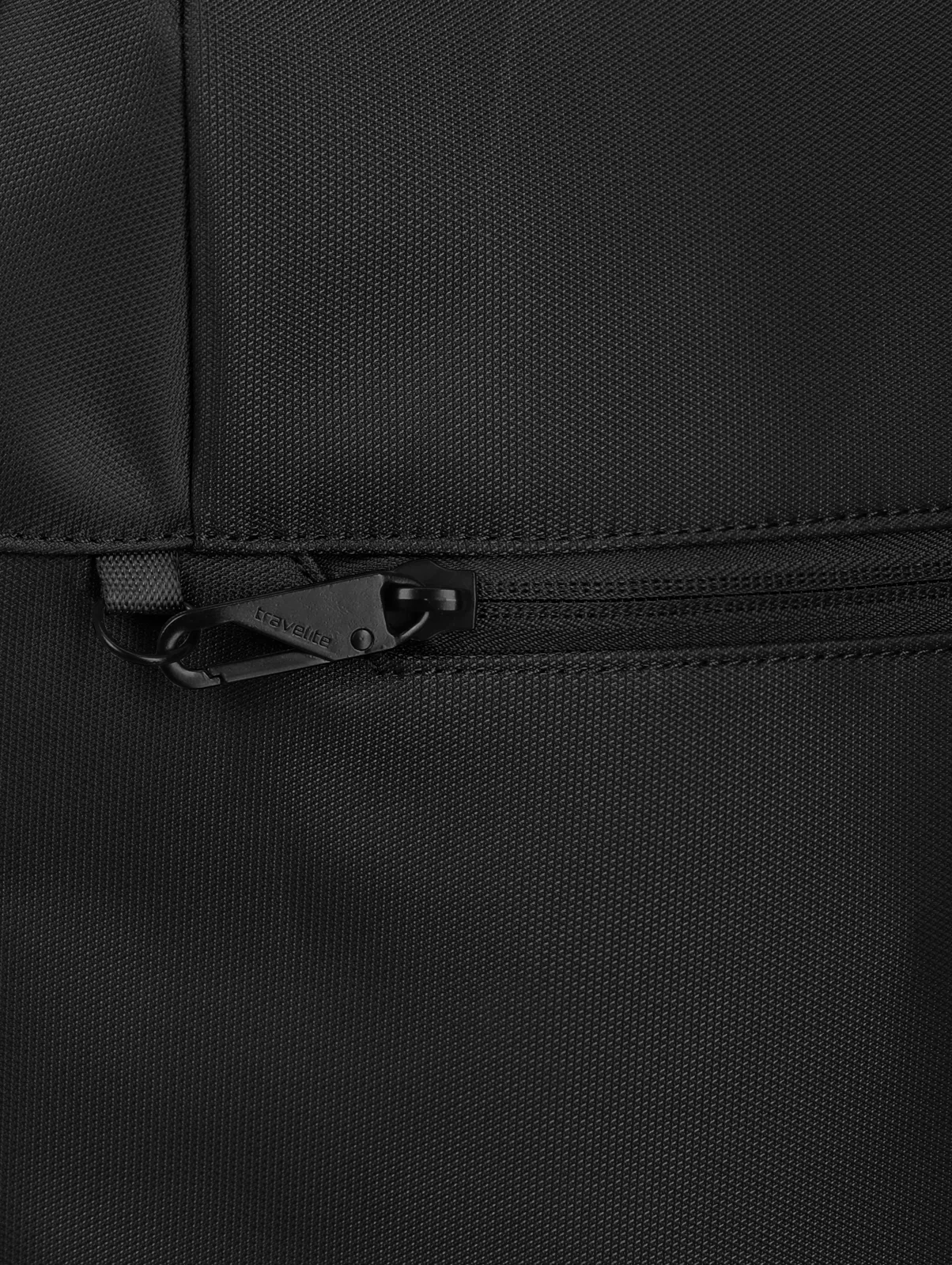 Detailansicht eines schwarzen Reißverschlusses an einer Tasche aus robustem Material