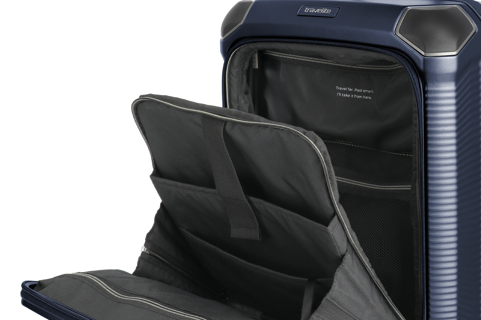 Ein geöffneter, dunkelblauer Koffer der Marke Travelite, mit vielen Fächern und einem integrierten Netz. Im Inneren steht ein Spruch geschrieben: "Travel far. Pack smart. I'll take it from here."
