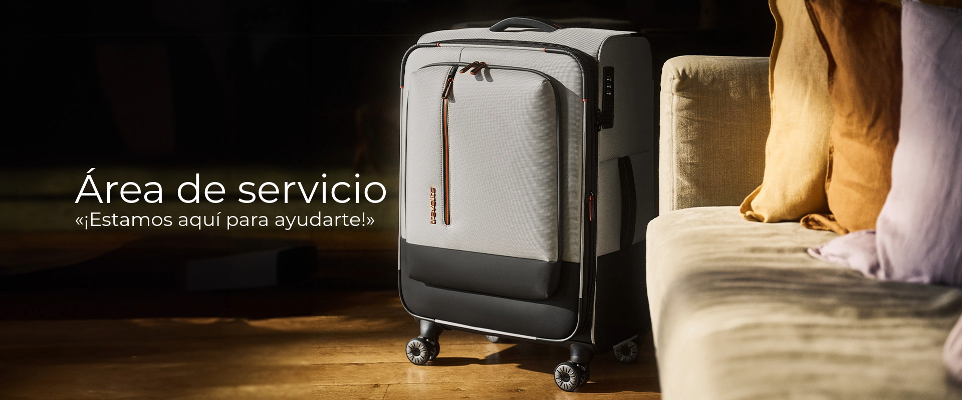 Sobre un suelo de madera se alza un mueble de color negro grisáceo Trolley con ruedas. A la derecha hay un sofá beige con cojines en tonos amarillos, ocres y lavanda. A la izquierda hay un espacio con texto en español.