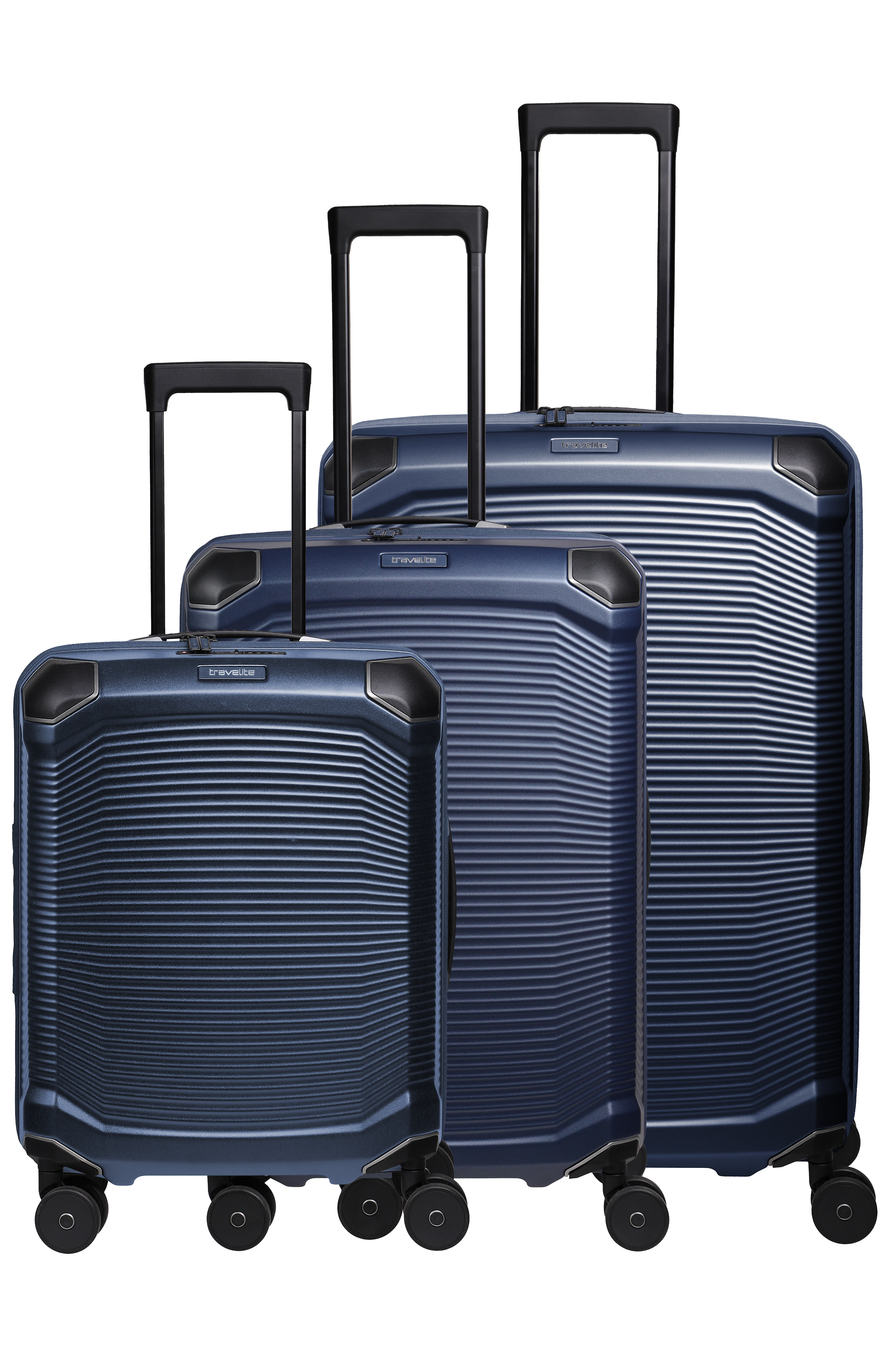 Drei blaue, gerillte Reisekoffer der Marke Travelite, in verschiedenen Größen, stehen aufgereiht vor einem schwarzen Hintergrund. Die Koffer haben schwarze Griffe und Rollen. Die Griffe sind nach oben ausgezogen.