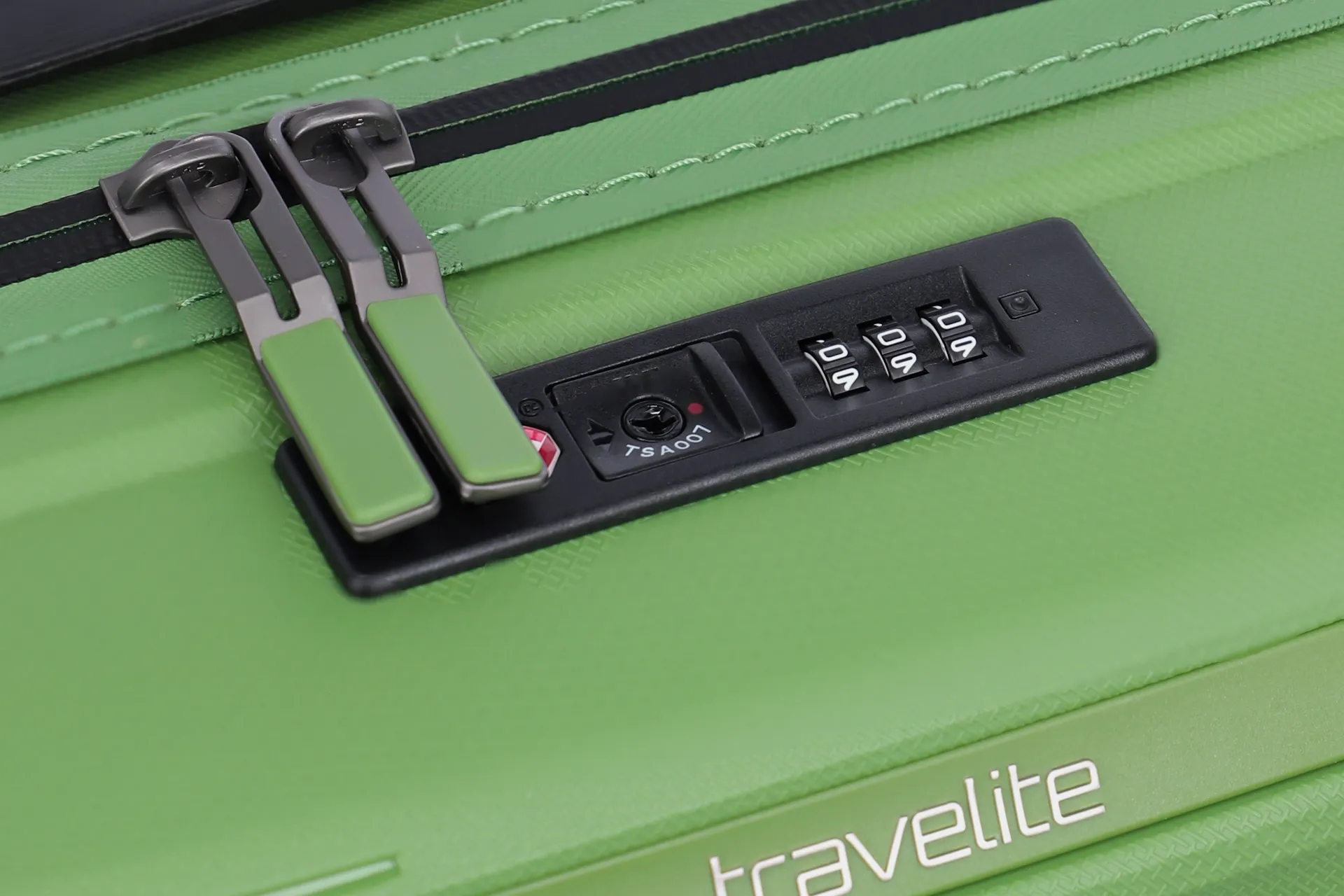 Mooby hard-shell suitcase size M (66cm) in black - travelite