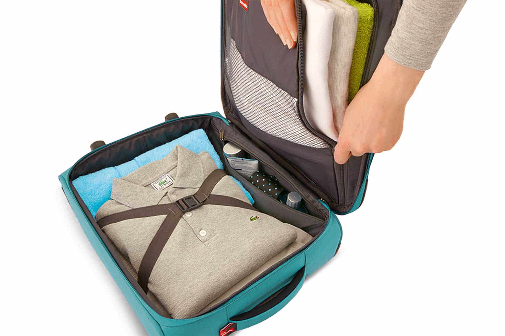 Gut organisierter Koffer mit Kleidung und Handgepäck Offener Koffer mit ordentlich gepackter Kleidung und Pflegeartikeln, bereit für die Reise