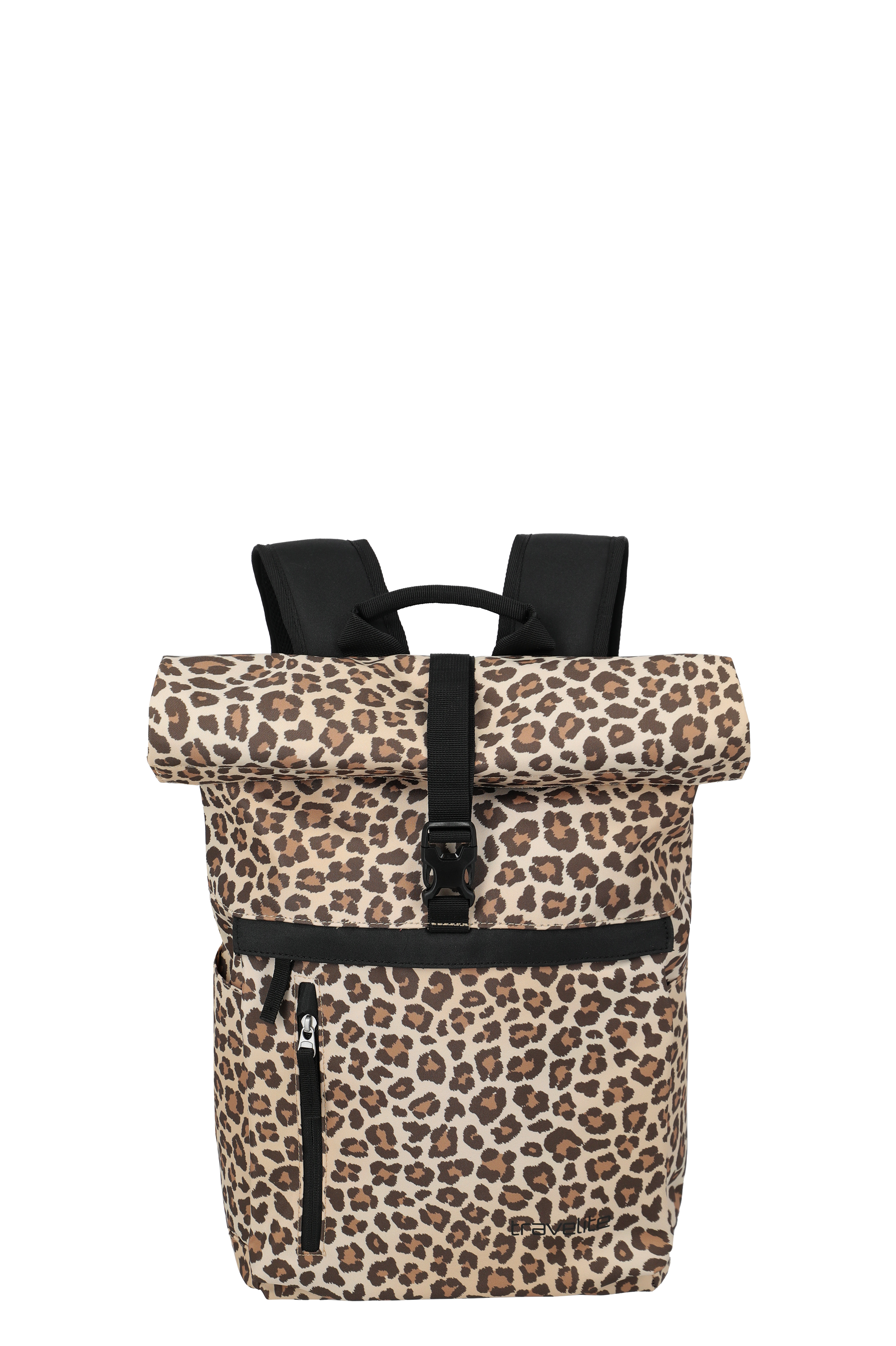 Ein Rucksack mit Leopardenmuster steht vor einem schwarzen Hintergrund. Der Rucksack hat schwarze Träger und einen Rolltop-Verschluss, gesichert mit Band und Schnalle. Eine kleine horizontale Tasche mit Reißverschluss ist im oberen Drittel des Rucksacks.