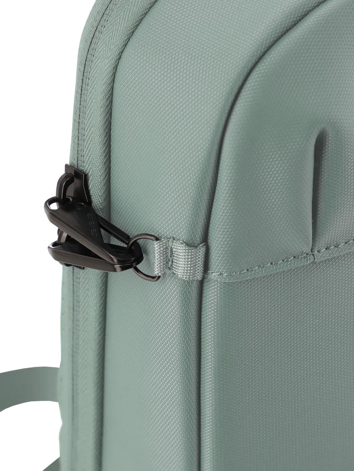 Detailansicht eines mintgrünen Rucksacks mit Reißverschluss und robuster Naht