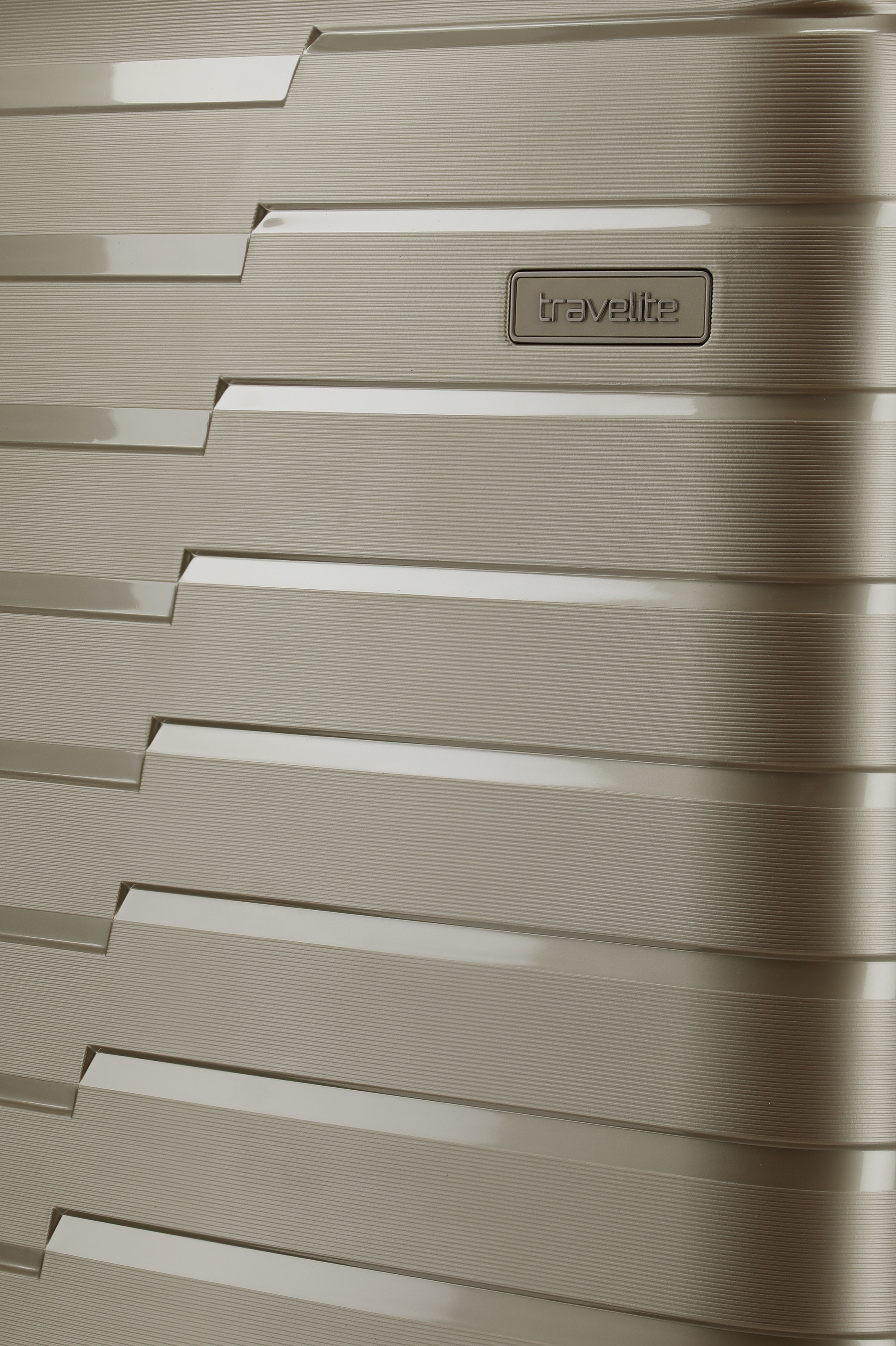 Detailansicht eines beigen Hartschalenkoffers von Travelite mit strukturiertem Design