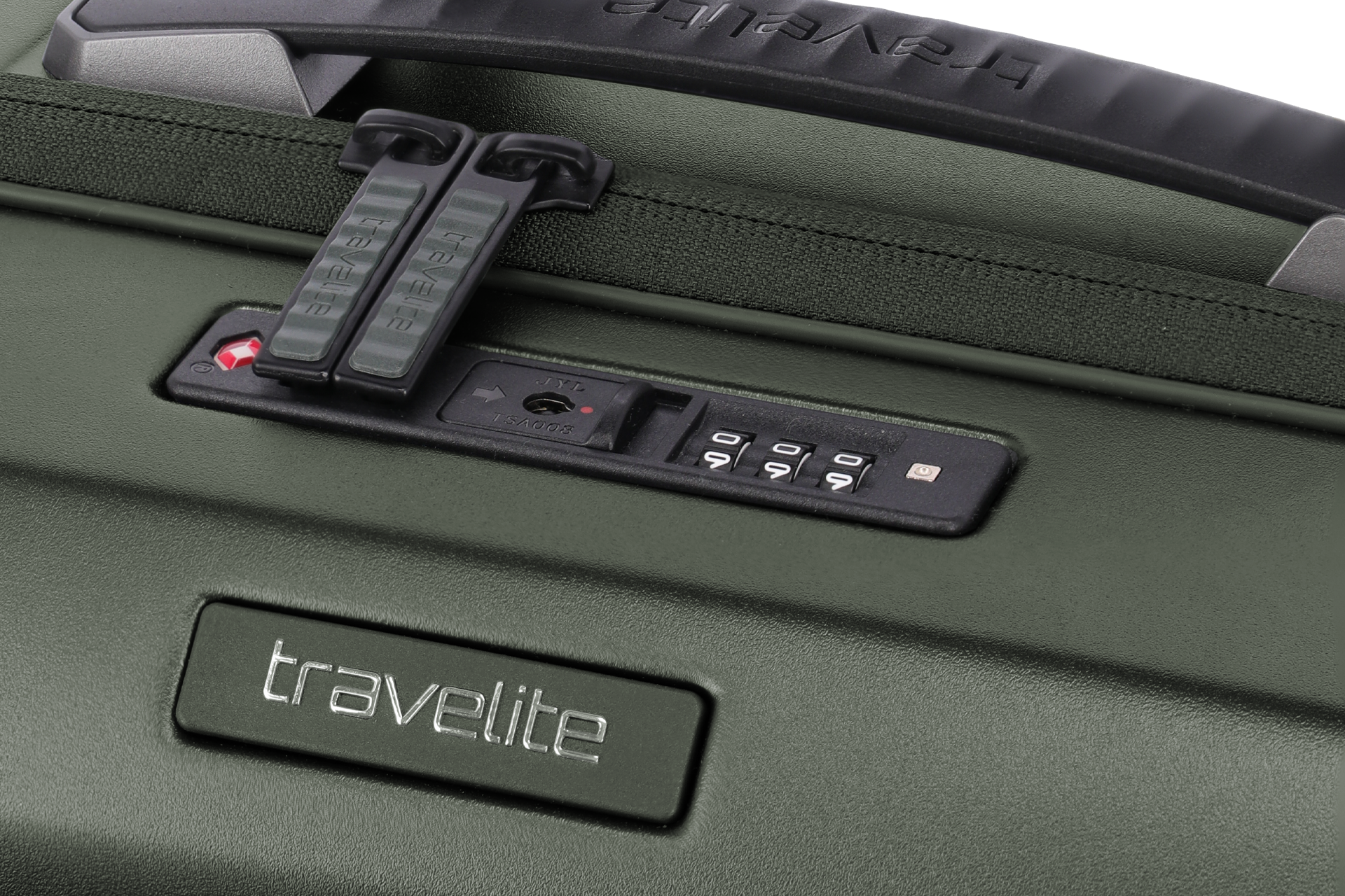 Nahaufnahme eines olivgrünen Reisekoffers mit TSA-Schloss, das auf "000" eingestellt ist. Der Koffer hat einen schwarzen Griff und das Logo "travelite" in silbernen Buchstaben. Die Textur des Koffers ist leicht körnig.