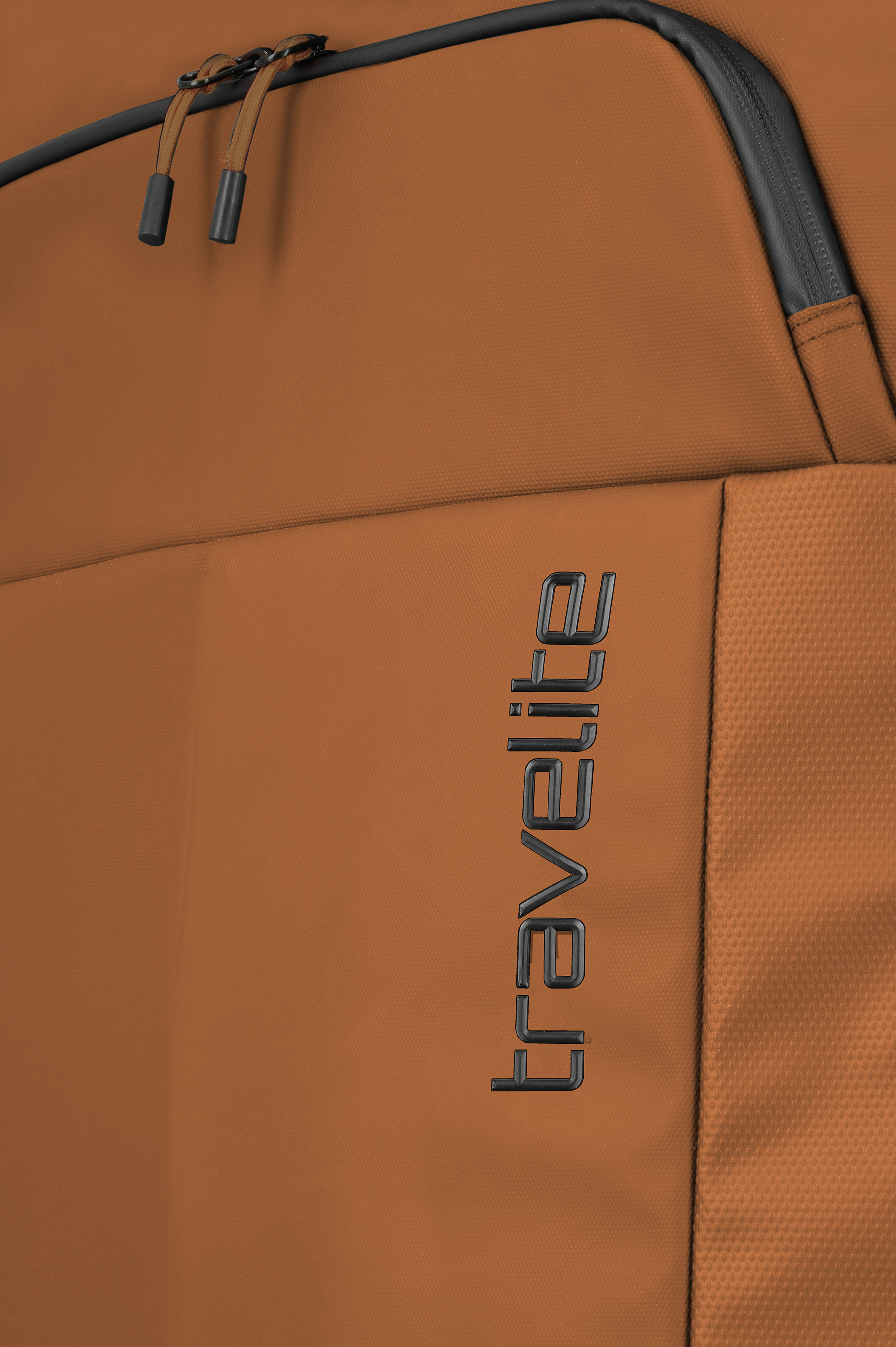 Detailansicht eines braunen Koffers mit Travelite-Logo und Reißverschluss