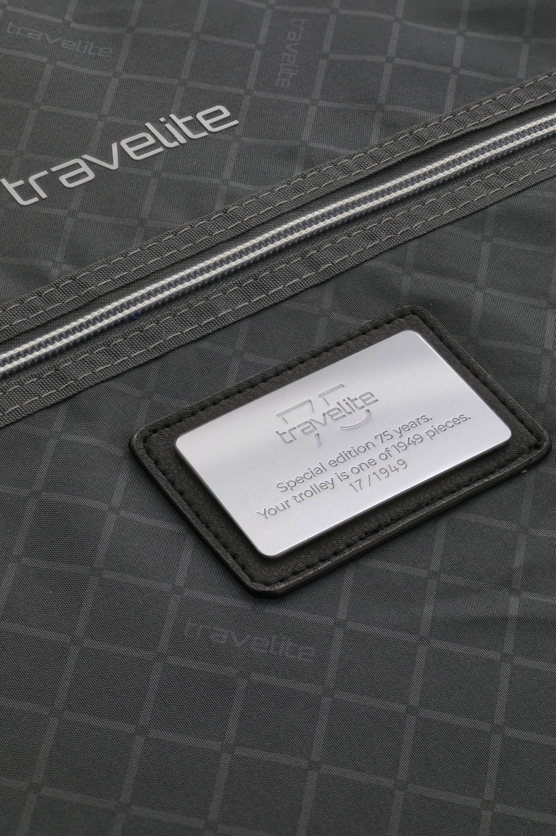 travelite 75 Years Sonderedition – Detailansicht mit Limitierungsplakette am Reißverschluss