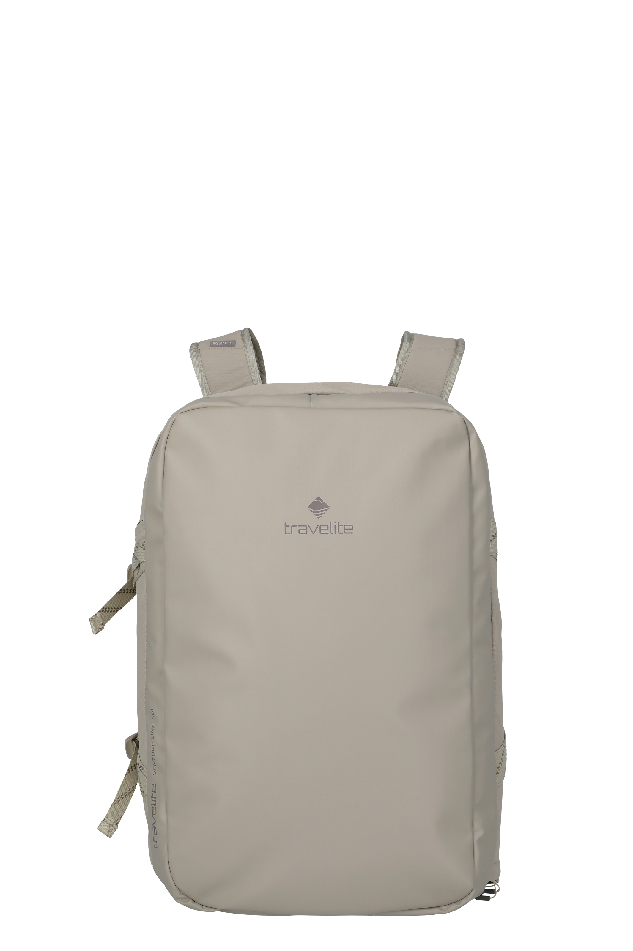 Zaino rettangolare di colore beige su sfondo nero. Logo grigio con la scritta "travelite" sul davanti. Passanti per la chiusura sul lato. Gli spallacci sono beige e imbottiti.