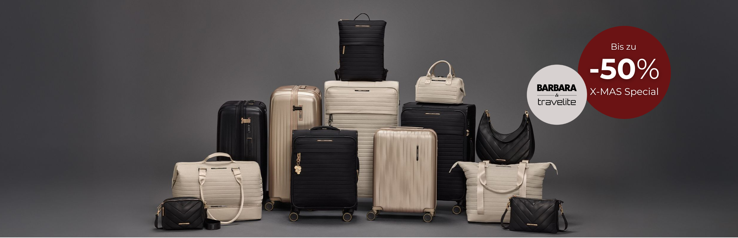 Eine Ansammlung von Reisegepäck in Schwarz- und Beigetönen, darunter Koffer, Rucksäcke und Handtaschen, die aufgereiht sind. Ein roter Kreis rechts zeigt einen Rabatt von -50% auf das "X-MAS Special" und ein Logo ist in einem weißen Kreis daneben.