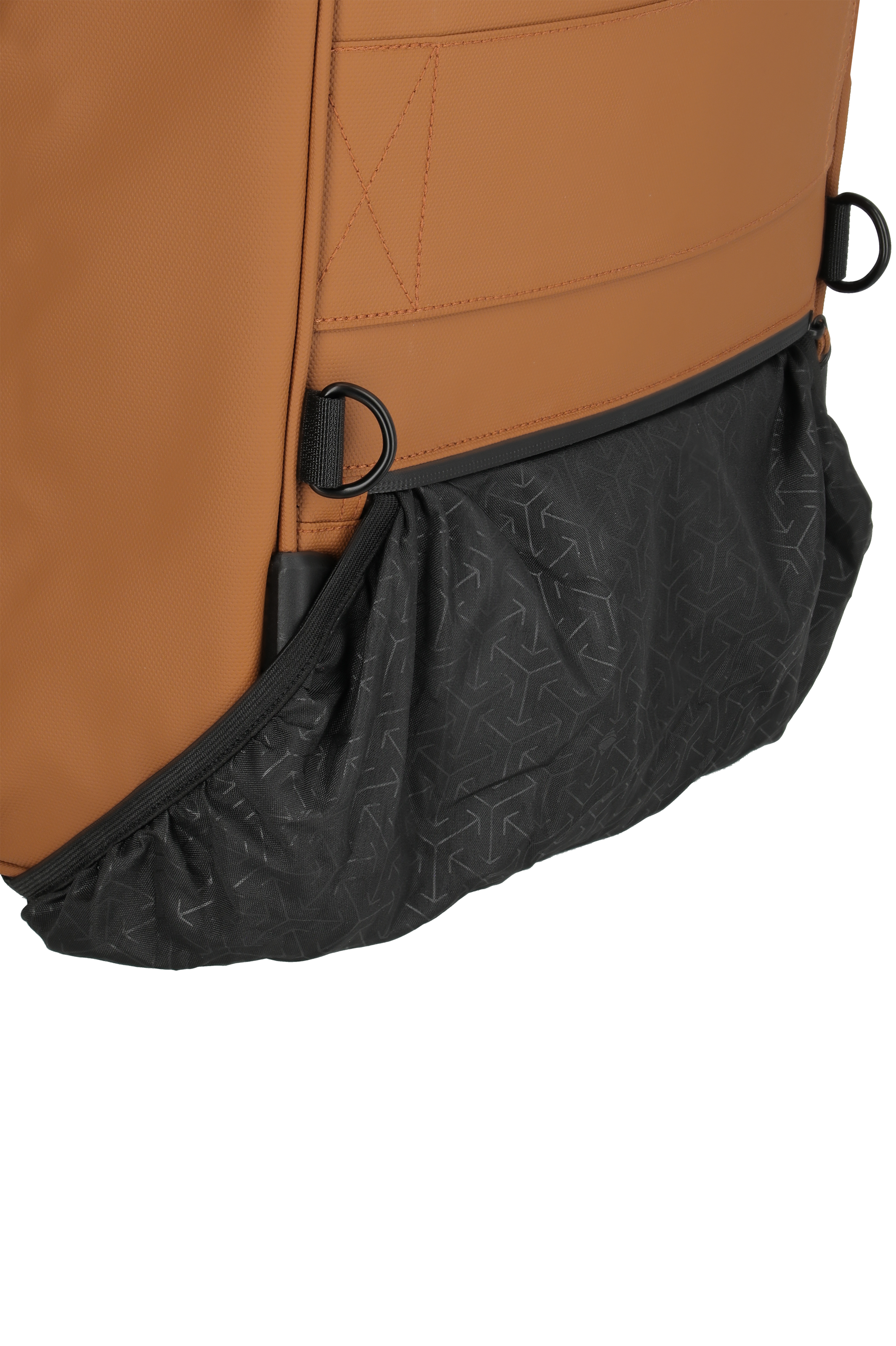 Detailansicht einer braunen Tasche mit schwarzem, gemustertem Boden und D-Ring-Befestigungen